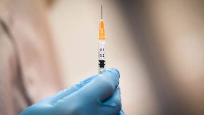 "No es un simulacro del acto de vacunarse, eso sí suena absurdo", afirma viceministro