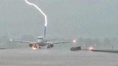 Video: rayo impacta avión con pasajeros durante tormenta