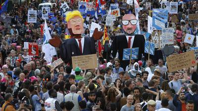 Trump es recibido por manifestantes en Bruselas
