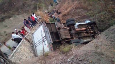 Migrantes guatemaltecos mueren en México al volcar camión