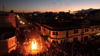 EN IMÁGENES. Guatemaltecos continúan con la tradición de la quema del diablo