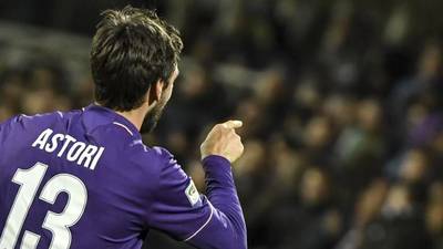 La Fiorentina y el Cagliari retiran el “13” en memoria de Davide Astori