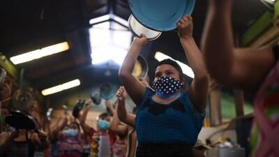Vendedoras de comida de mercados protestan a "cacerolazos"
