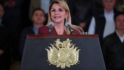 En un video, presidenta interina de Bolivia confirma que tiene COVID-19