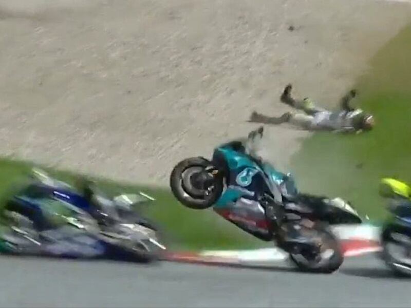 VIDEO. El aterrador accidente en el Moto GP del que se salvó Valentino Rossi
