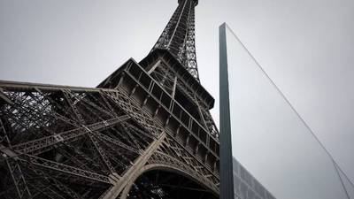 VIDEO. Cierran y evacuan la Torre Eiffel tras avistar a una persona escalándola