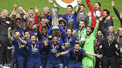 El Manchester United levanta el trofeo de la Europa League