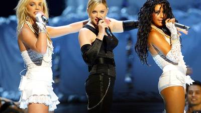 Filtran video del ensayo del polémico beso entre Madonna y Britney Spears