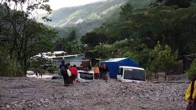 VIDEO. Vehículos quedan atrapados por deslizamiento en Alta Verapaz