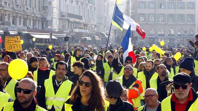 EN IMÁGENES. Chalecos amarillos protestan ante televisoras francesas