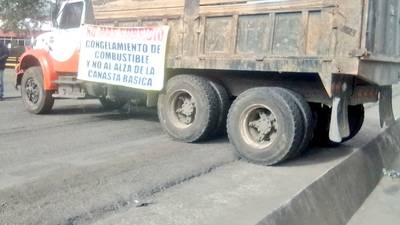 Persisten tres bloqueos de los transportistas en Petén