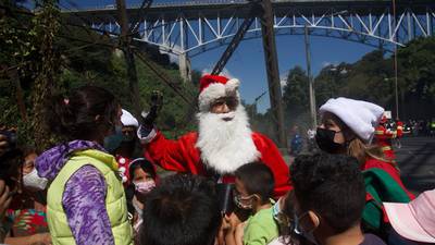Una vez más, Santa alegrará a niños bajo puente Las Vacas