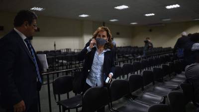 Jueza Domínguez cierra proceso y beneficia a Sandra Torres