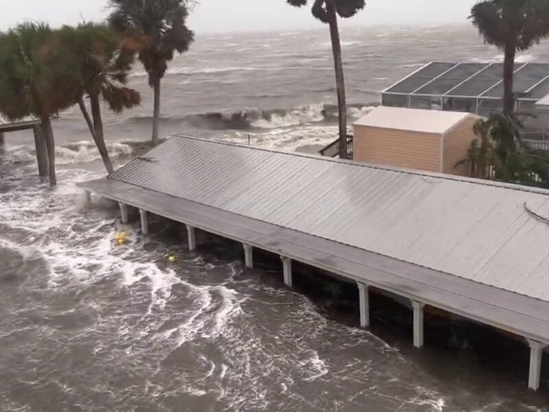 VIDEOS: Huracán Idalia “extremadamente peligroso” toca tierra en Florida