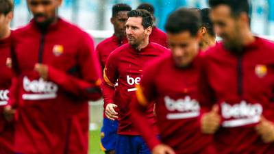 Messi realiza su primera práctica junto al resto de sus compañeros del Barcelona