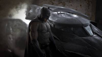DC muestra por primera vez el pene de Batman, pero se arrepienten y lo censuran