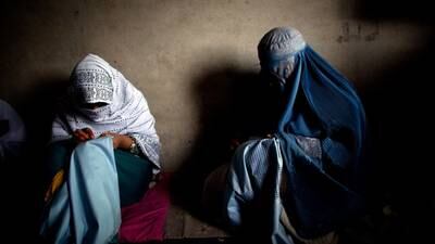 Talibanes colocan carteles que afirman que mujeres sin velo “intentan parecer animales”