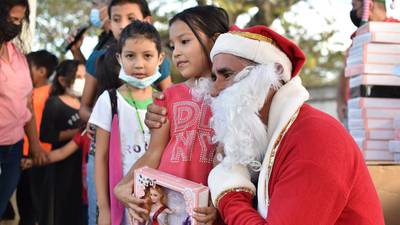 "Tres Kiebres" se viste de Santa Claus y reparte regalos
