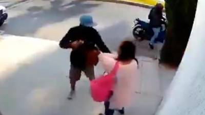 VIDEO: mujer se defiende y ataca a motoladrones en Santa Catarina Pinula