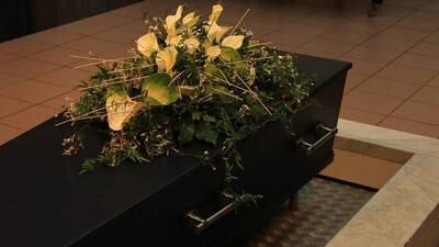 VIDEO. Llevan a mujer enferma a funeraria para esperar su muerte