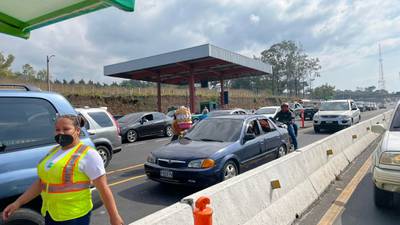 Largas filas de vehículos en la autopista Palín-Escuintla
