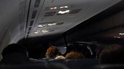 Azafata revela misterio de por qué apagan las luces del avión