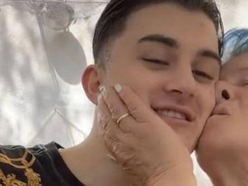 Joven de 19 años causa revuelo tras proponerle matrimonio a su novia de 76