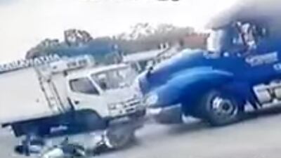 VIDEO. Ocupantes de moto salen expulsados al  impactar con tráiler