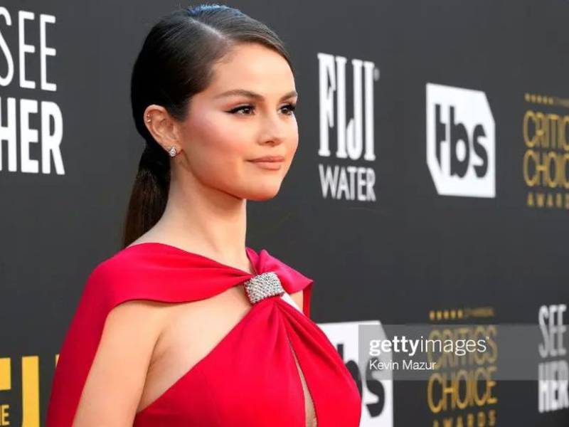 Selena Gomez publica foto sin maquillaje ni filtros con tremendo escote