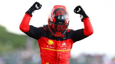 Carlos Sáinz conquista la 'pole' en Bélgica tras penalización a Verstappen