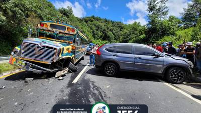 Accidente entre bus y vehículo afecta a varios pasajeros