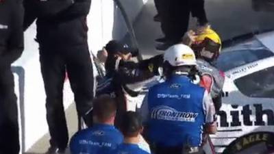 VIDEO. Pilotos de la NASCAR se van a los golpes durante carrera