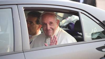 El Papa llega a Bangladés, tras su gira por Birmania