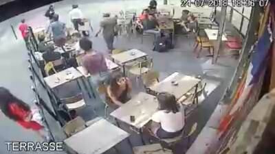 Video: Acosador golpea a su víctima luego de insultarla