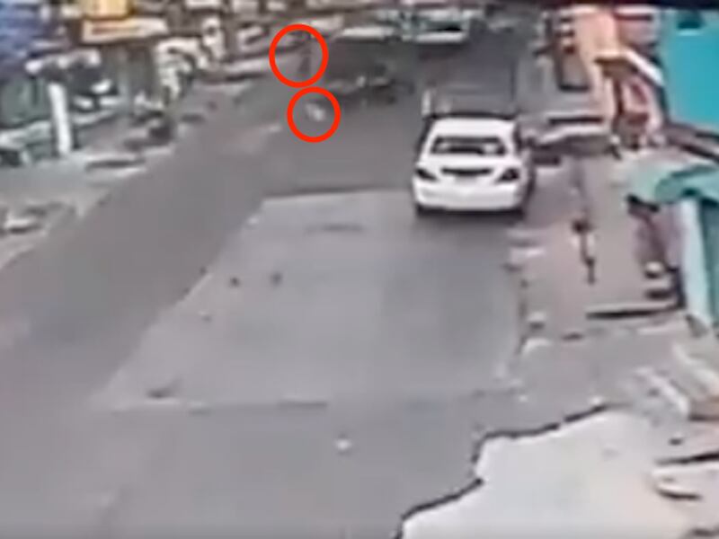 VIDEO. Motociclista atropelló a niña de 10 años en Mixco