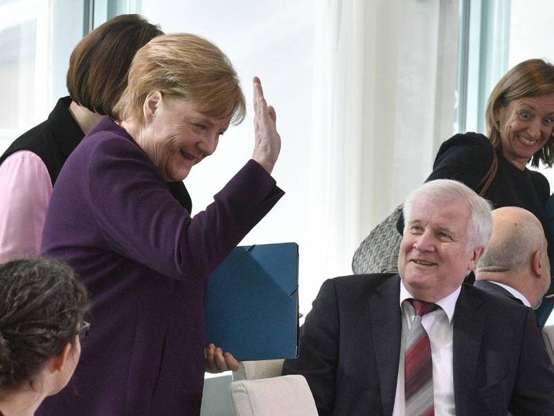VIDEO. Ministro rechaza darle la mano a la canciller alemana por el coronavirus