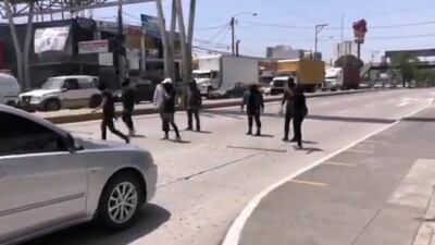Encapuchados bloquean ambas vías en avenida Petapa
