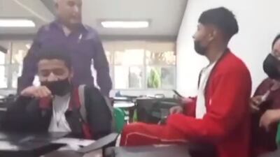 Profesor reta a golpes a un alumno y queda captado en video