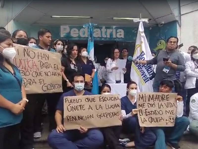Médicos del hospital Roosevelt convocan a manifestación en defensa de la democracia
