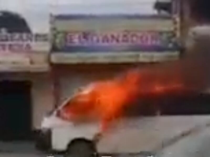 VIDEO. Piloto se lanza de microbús que se incendió