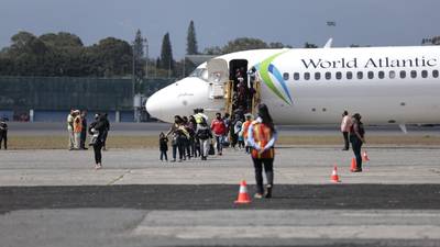 Migración programa el ingreso de 15 aviones con migrantes guatemaltecos para los primeros días de abril