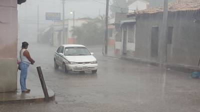 Julia mientras avanza en Nicaragua se degradó a tormenta tropical
