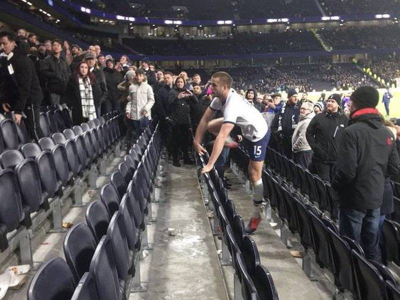 VIDEO. Futbolista del Tottenham salta a la grada para pelearse con aficionado