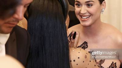 Katy Perry llega con medio seno de fuera a la Met Gala