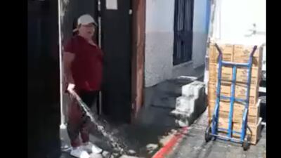 VIDEO. Exhiben a mujer que le tiró agua al producto de una panadería en Sacatepéquez