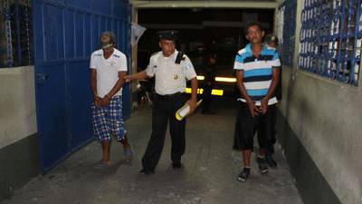 PNC captura a dos hombres por asaltar a vendedor ambulante