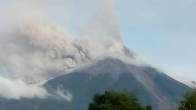 VIDEO | Flujos piroclásticos empiezan a descender del volcán de Fuego
