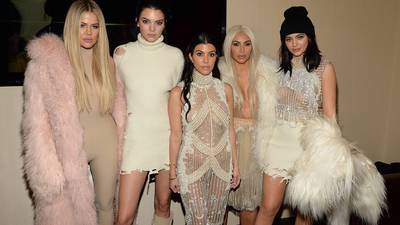 FOTOS. Las Kardashian se disfrazan de atrevidos ángeles de Victoria’s Secret