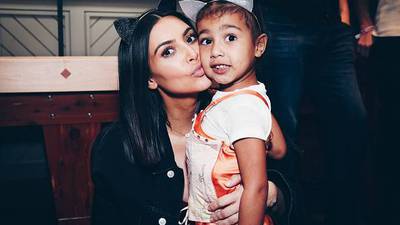 La hija de Kim Kardashian protagoniza su primera pelea con los paparazzi