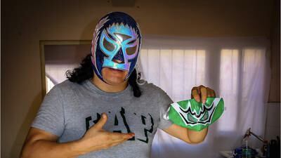 El luchador que “pelea” contra el COVID-19 con máscaras impresionantes